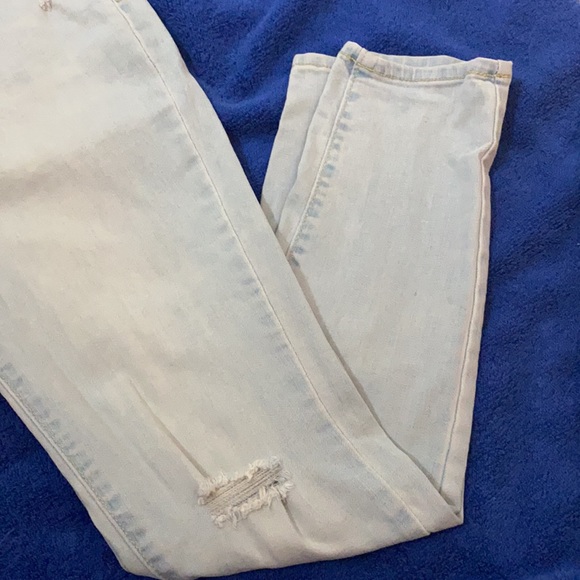 Old Navy | short mid-rise |distressed jeans| light blue | size 6 - Picture 5 of 11